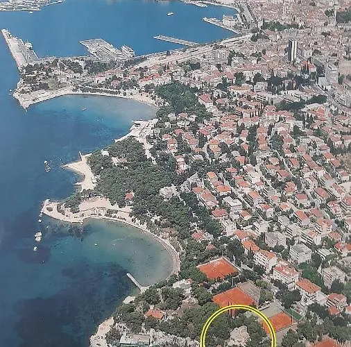 Old Captain's - In A Pine Wood By The Sea And Tennis Courts Lägenhet Split